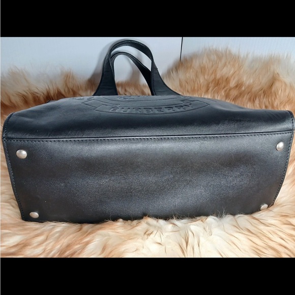Authentic BURBERRY Calfskin Small Grommet Embossed Crest Bag in Black. - Picture 5 of 12